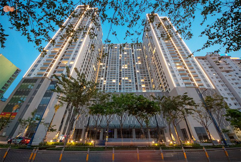 Cheap apartment for rent in The Gold View on Ben Van Don street district 4