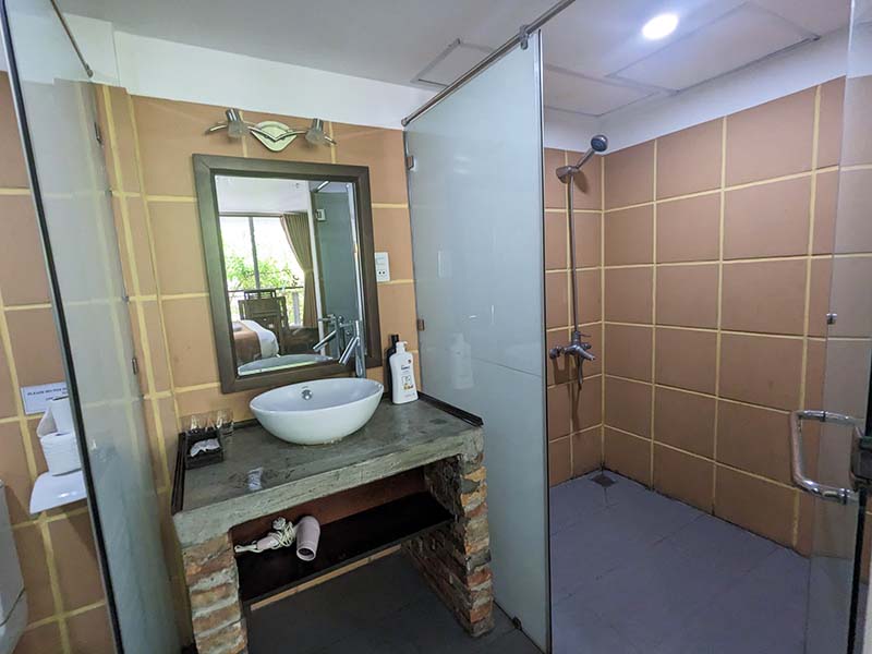 Romantic serviced apartment on Hoang Dieu street for rent in Phu Nhuan
