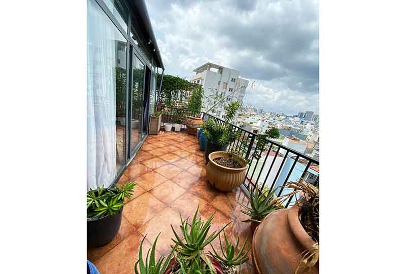 Penthouse for rent in Phu Nhuan District comes with full of services