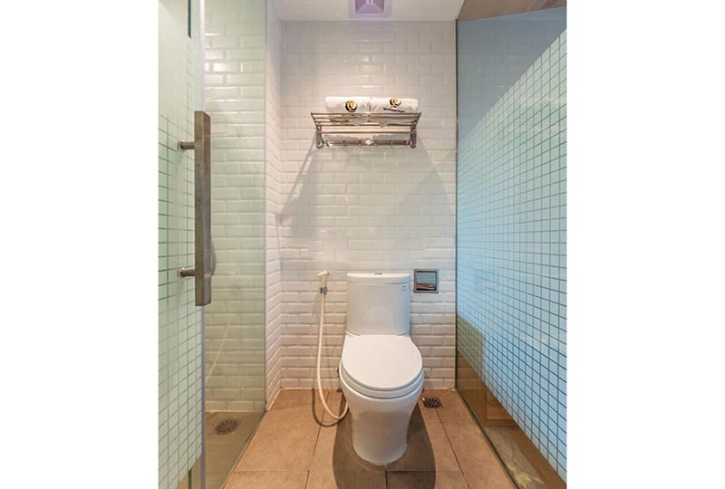 Bright-light serviced apartment for lease in District 4 next to Saigon City center