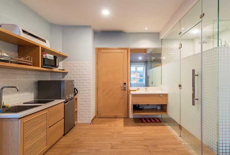 Bright-light serviced apartment for lease in District 4 next to Saigon City center