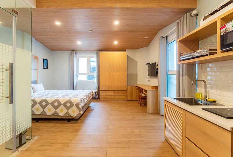 Bright-light serviced apartment for lease in District 4 next to Saigon City center