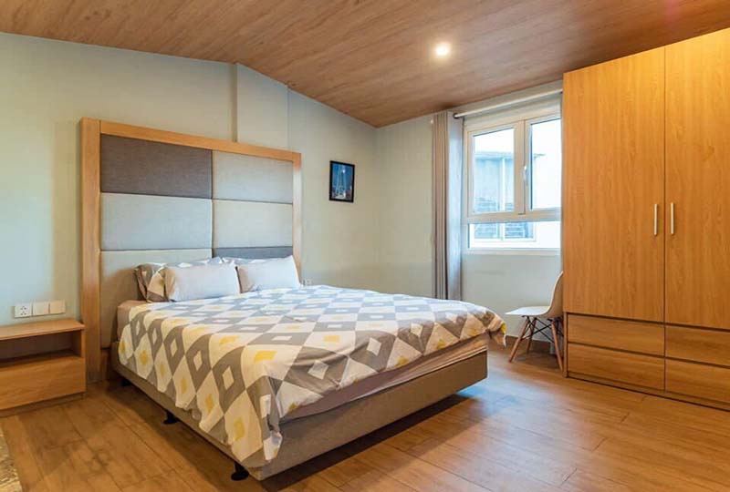 Bright-light serviced apartment for lease in District 4 next to Saigon City center