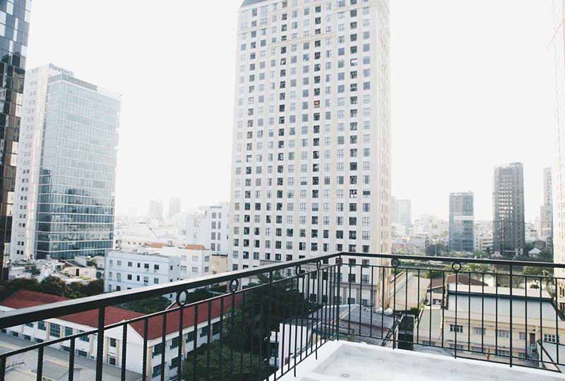 Bright-light serviced apartment for lease in District 4 next to Saigon City center