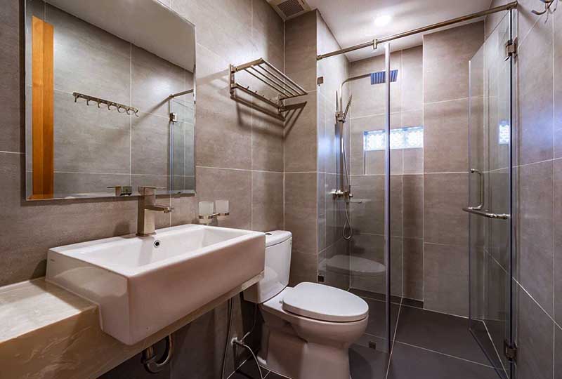 Leasing serviced apartment on Huynh Van Banh Street, Phu Nhuan District