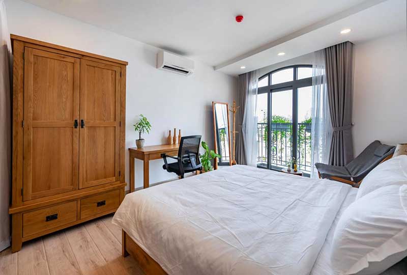 Leasing serviced apartment on Huynh Van Banh Street, Phu Nhuan District