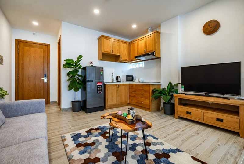 Leasing serviced apartment on Huynh Van Banh Street, Phu Nhuan District