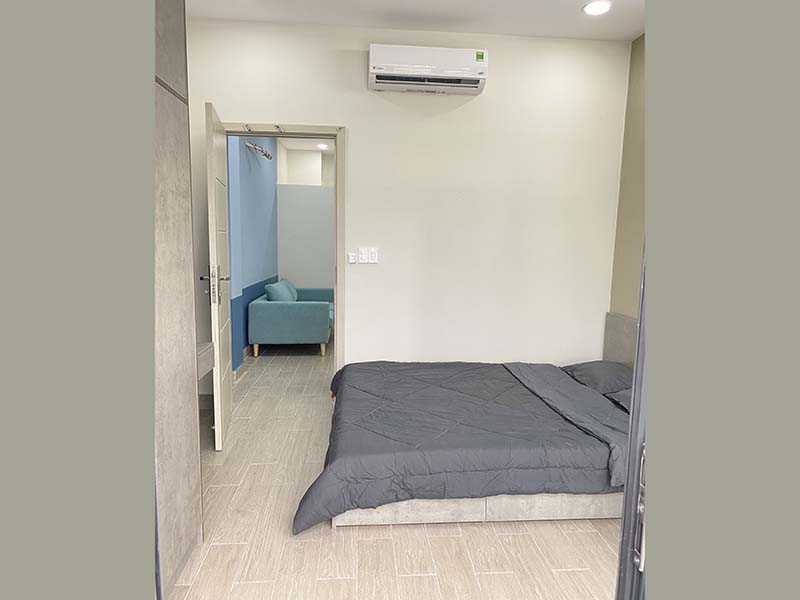 Bright serviced apartment for lease in District 3 next to Le Thi Rieng Park