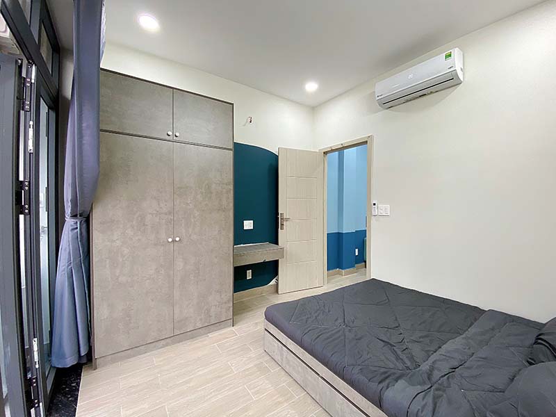 Bright serviced apartment for lease in District 3 next to Le Thi Rieng Park