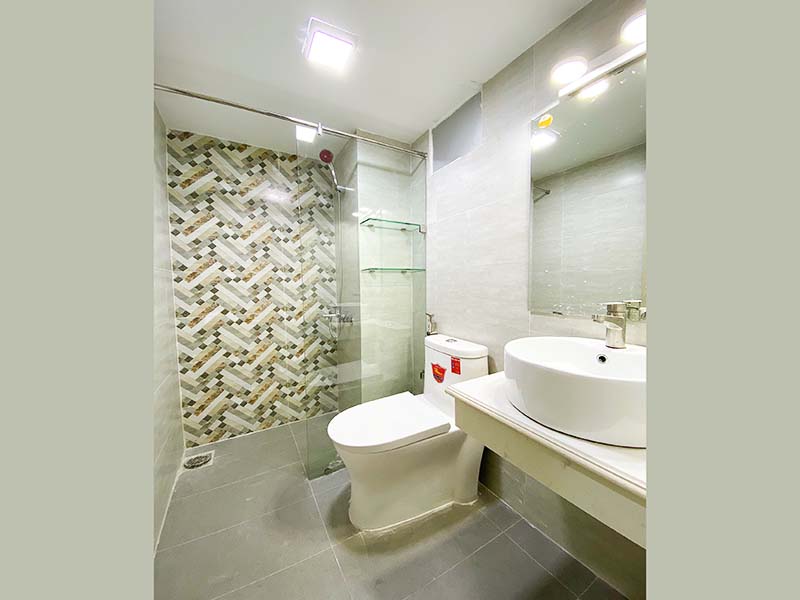 Bright serviced apartment for lease in District 3 next to Le Thi Rieng Park