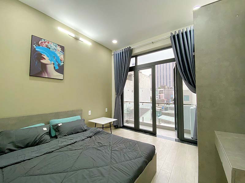 Bright serviced apartment for lease in District 3 next to Le Thi Rieng Park