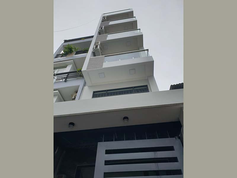 Bright serviced apartment for lease in District 3 next to Le Thi Rieng Park