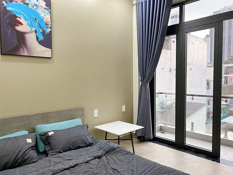 Bright serviced apartment for lease in District 3 next to Le Thi Rieng Park