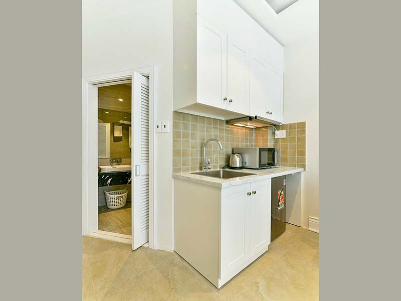 Bright studio serviced apartment for lease on Nguyen Trai Street District 1.