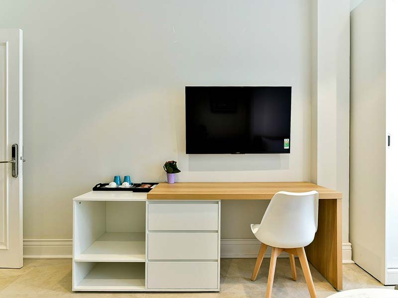 Bright studio serviced apartment for lease on Nguyen Trai Street District 1.