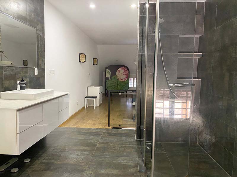 Nice serviced apartment for rent next to Ben Thanh Market, Le Loi Street District 1