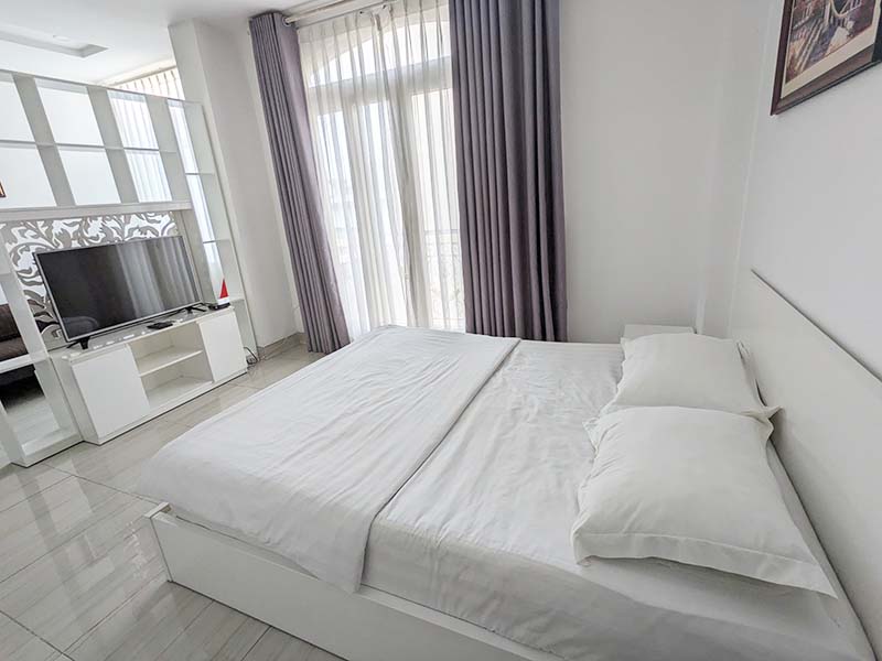 Bright-light serviced apartment renting in Phu Nhuan District Nguyen Van Troi Street