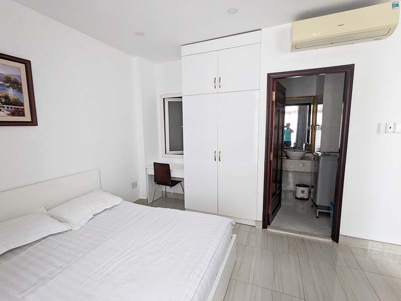 Bright-light serviced apartment renting in Phu Nhuan District Nguyen Van Troi Street