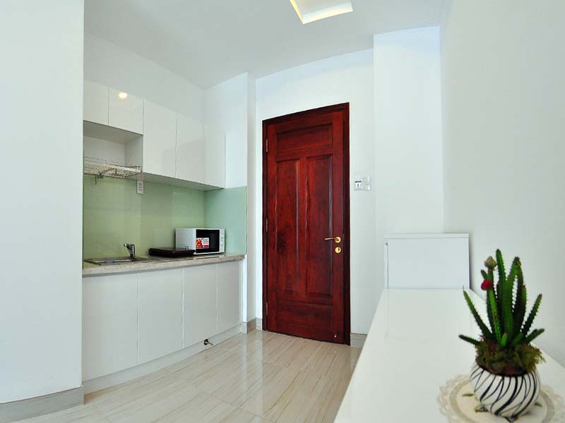 Bright-light serviced apartment renting in Phu Nhuan District Nguyen Van Troi Street