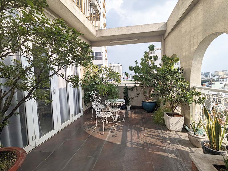 Bright-light serviced apartment renting in Phu Nhuan District Nguyen Van Troi Street