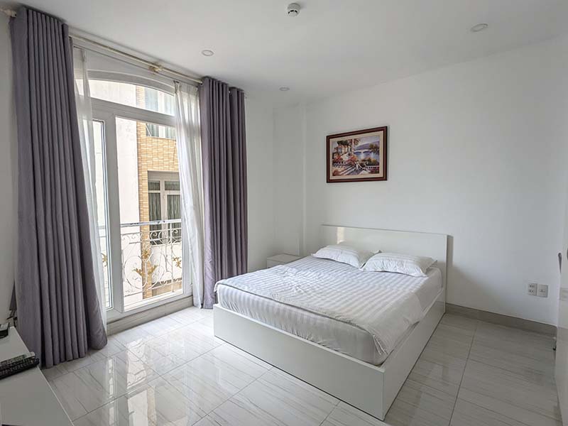 Bright-light serviced apartment renting in Phu Nhuan District Nguyen Van Troi Street