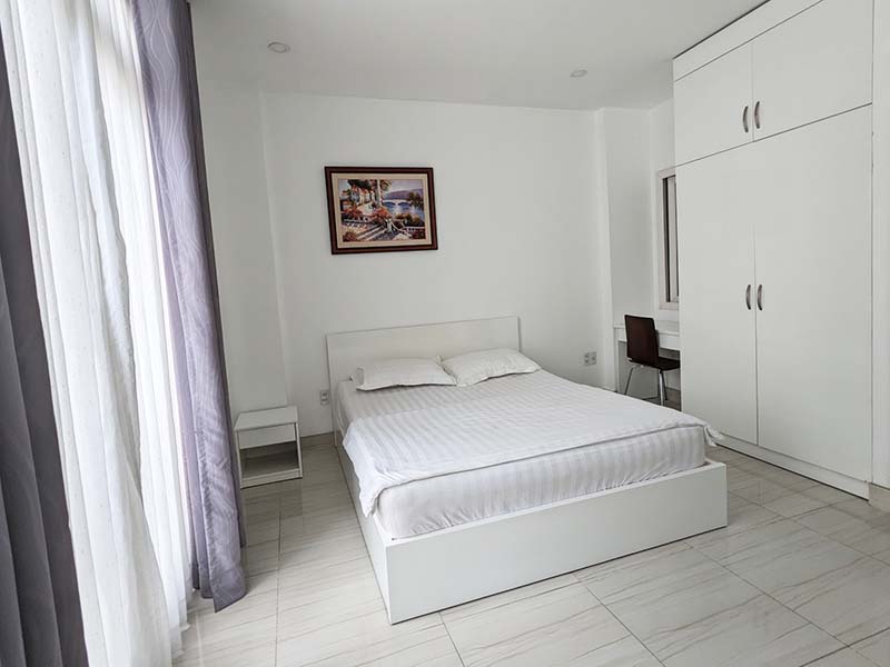 Bright-light serviced apartment renting in Phu Nhuan District Nguyen Van Troi Street