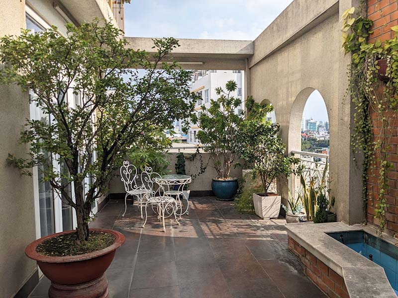Bright-light serviced apartment renting in Phu Nhuan District Nguyen Van Troi Street