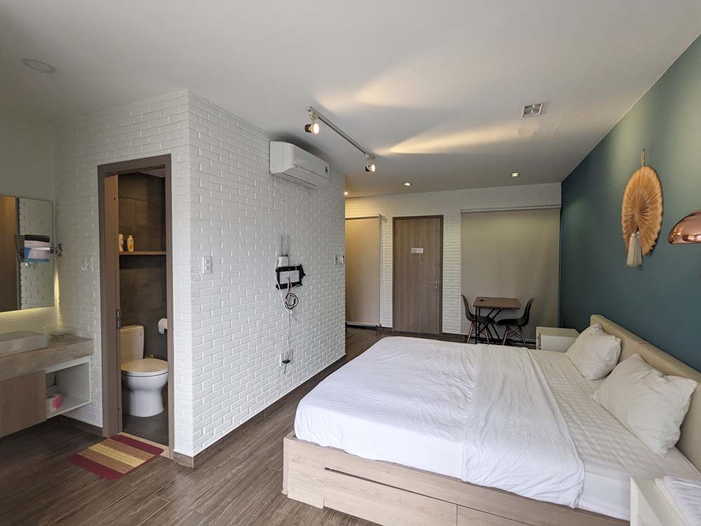Bright-light serviced apartment for rent on Nguyen Gia Tri Street Binh Thanh District