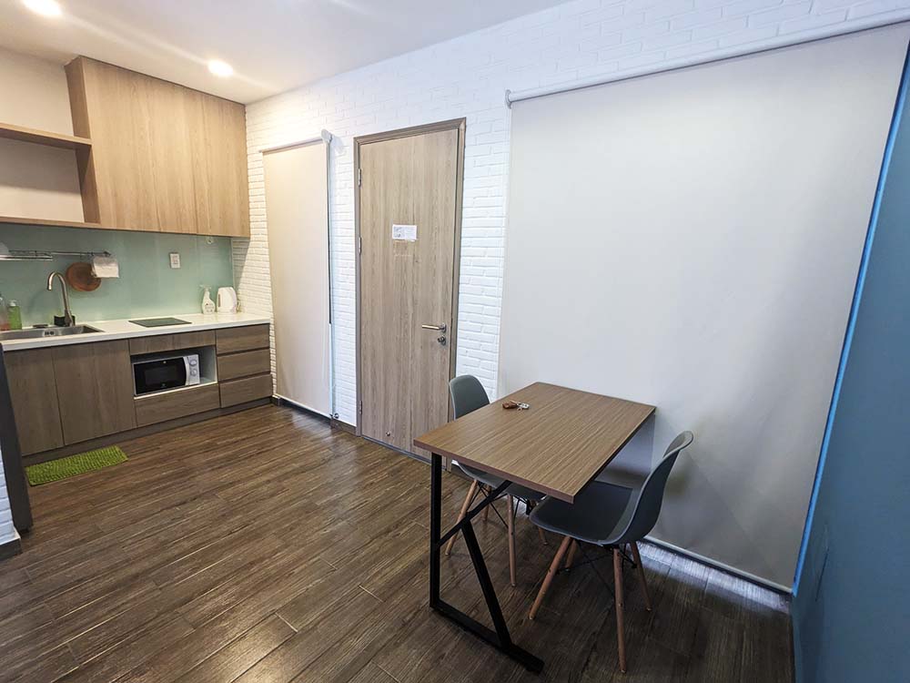 Bright-light serviced apartment for rent on Nguyen Gia Tri Street Binh Thanh District