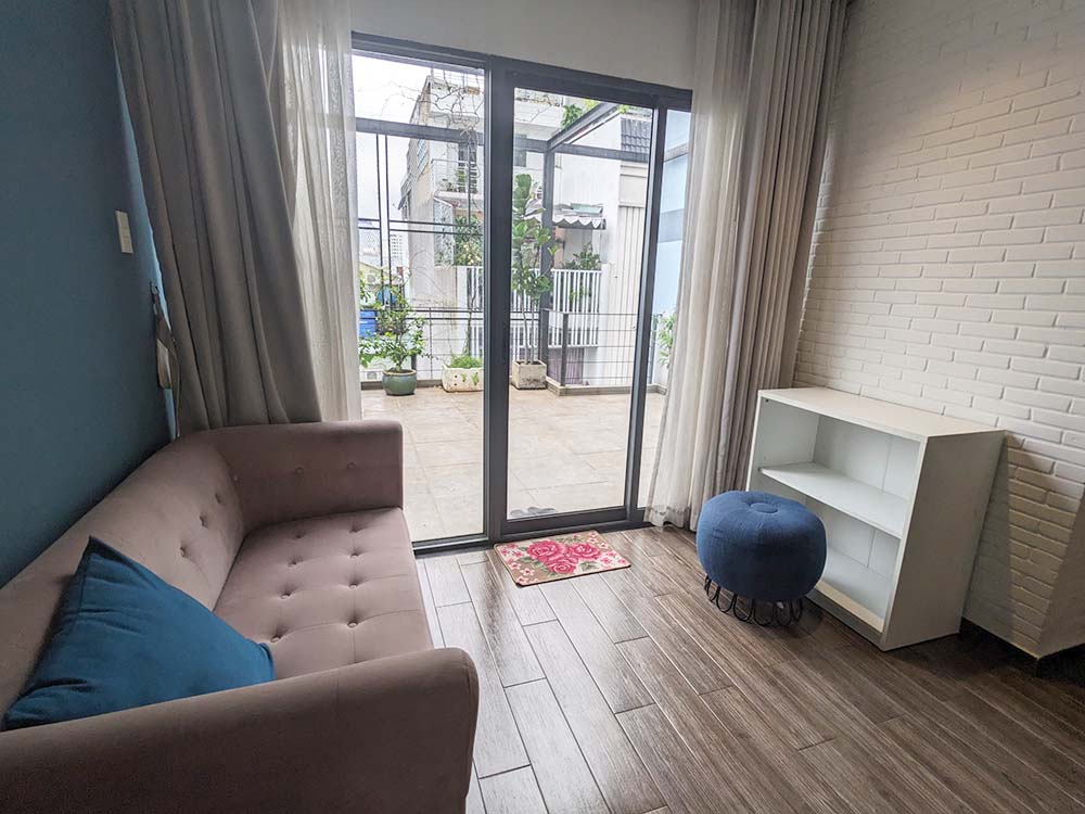 Bright-light serviced apartment for rent on Nguyen Gia Tri Street Binh Thanh District