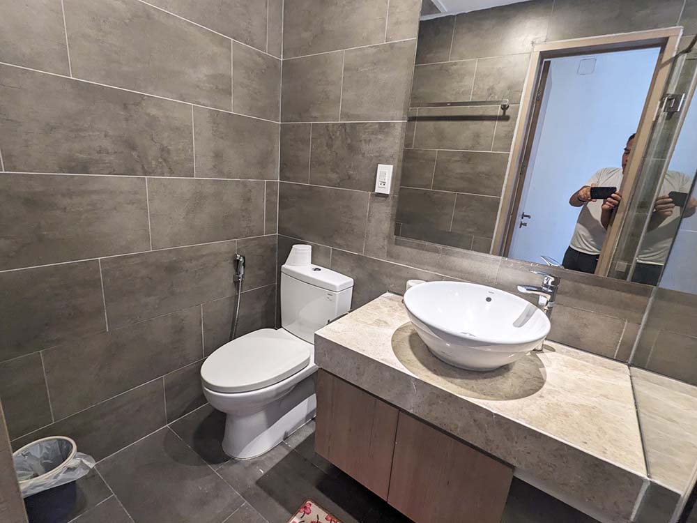 Bright-light serviced apartment for rent on Nguyen Gia Tri Street Binh Thanh District