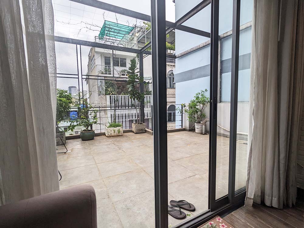 Bright-light serviced apartment for rent on Nguyen Gia Tri Street Binh Thanh District