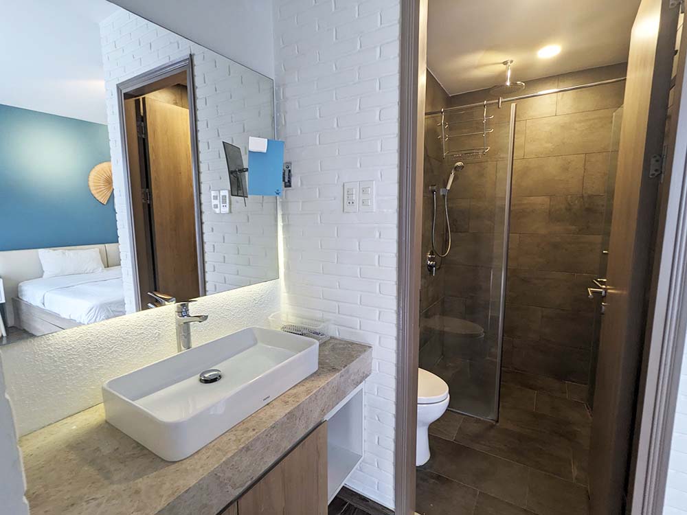 Bright-light serviced apartment for rent on Nguyen Gia Tri Street Binh Thanh District
