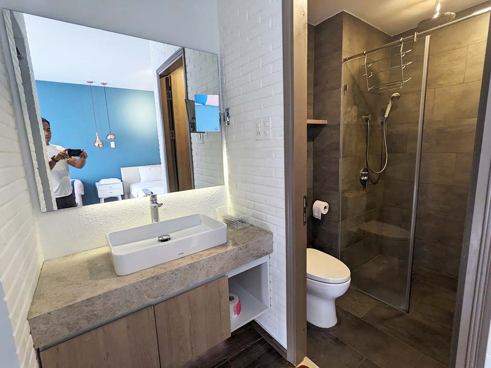 Bright-light serviced apartment for rent on Nguyen Gia Tri Street Binh Thanh District