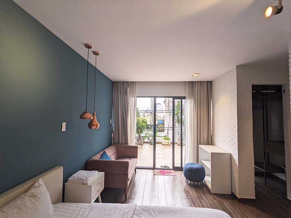 Bright-light serviced apartment for rent on Nguyen Gia Tri Street Binh Thanh District
