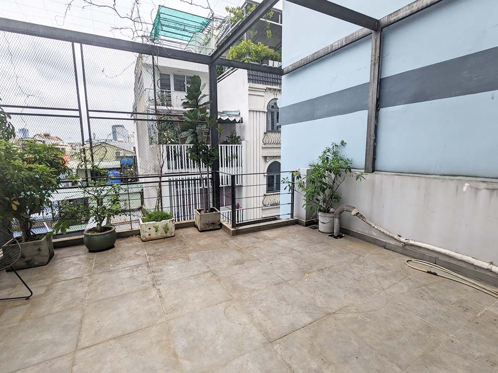 Bright-light serviced apartment for rent on Nguyen Gia Tri Street Binh Thanh District