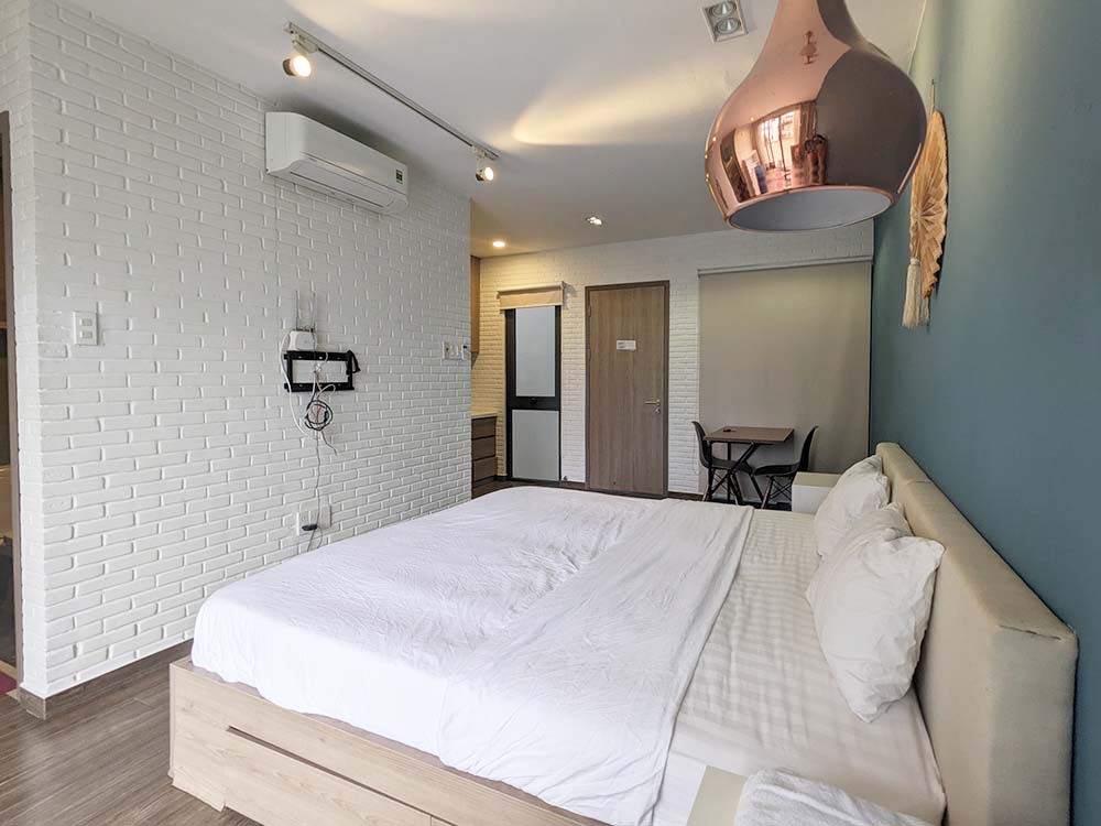 Bright-light serviced apartment for rent on Nguyen Gia Tri Street Binh Thanh District