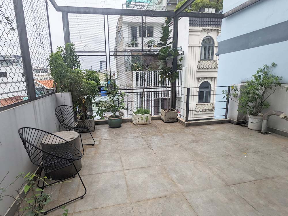 Bright-light serviced apartment for rent on Nguyen Gia Tri Street Binh Thanh District