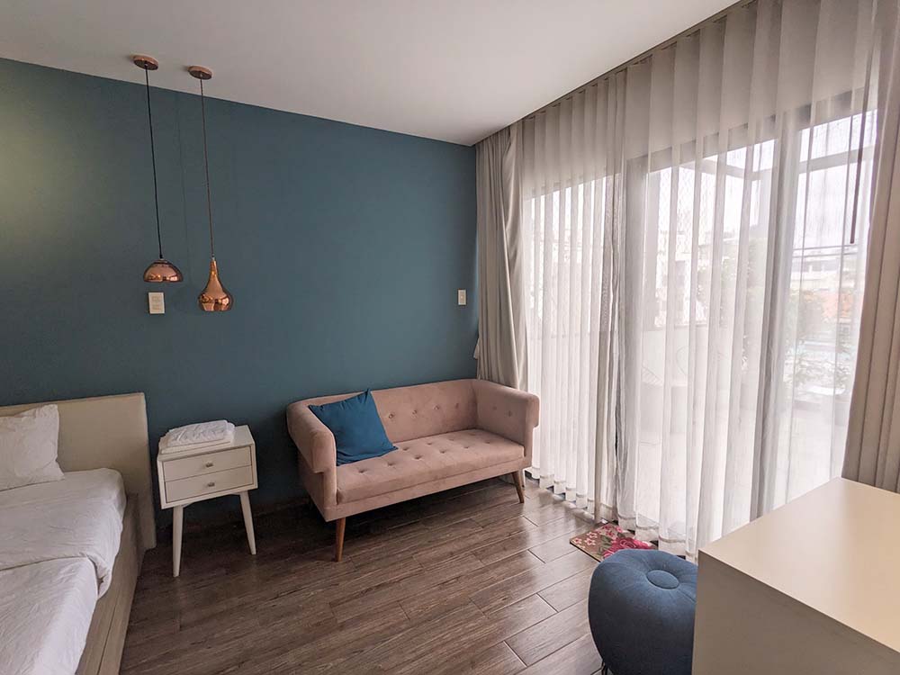Bright-light serviced apartment for rent on Nguyen Gia Tri Street Binh Thanh District