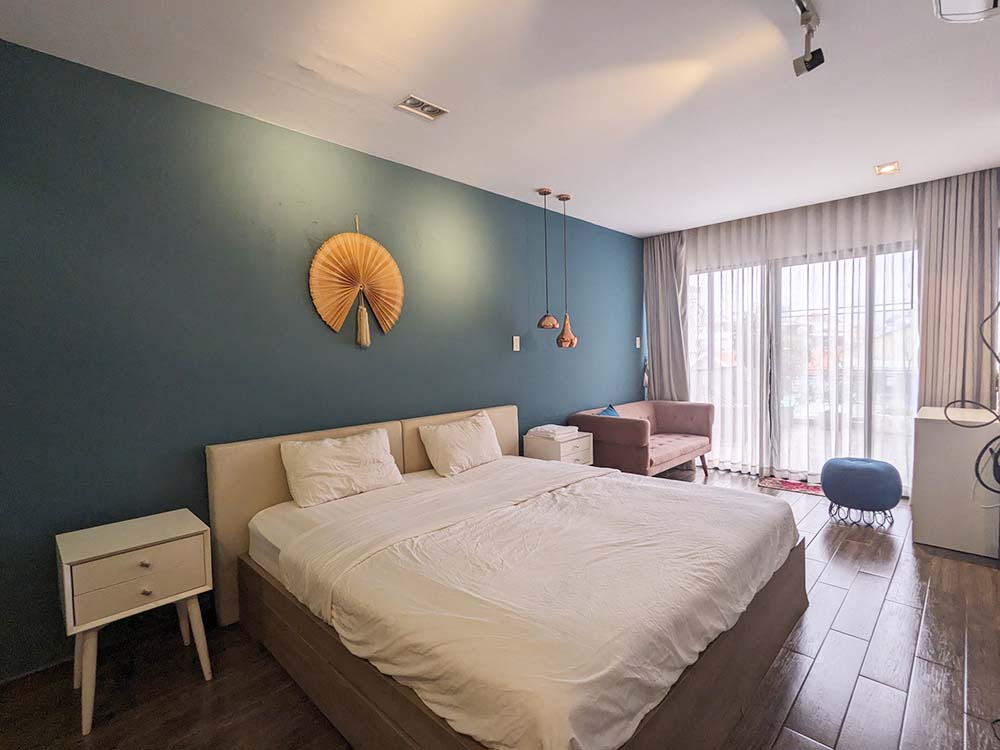 Bright-light serviced apartment for rent on Nguyen Gia Tri Street Binh Thanh District