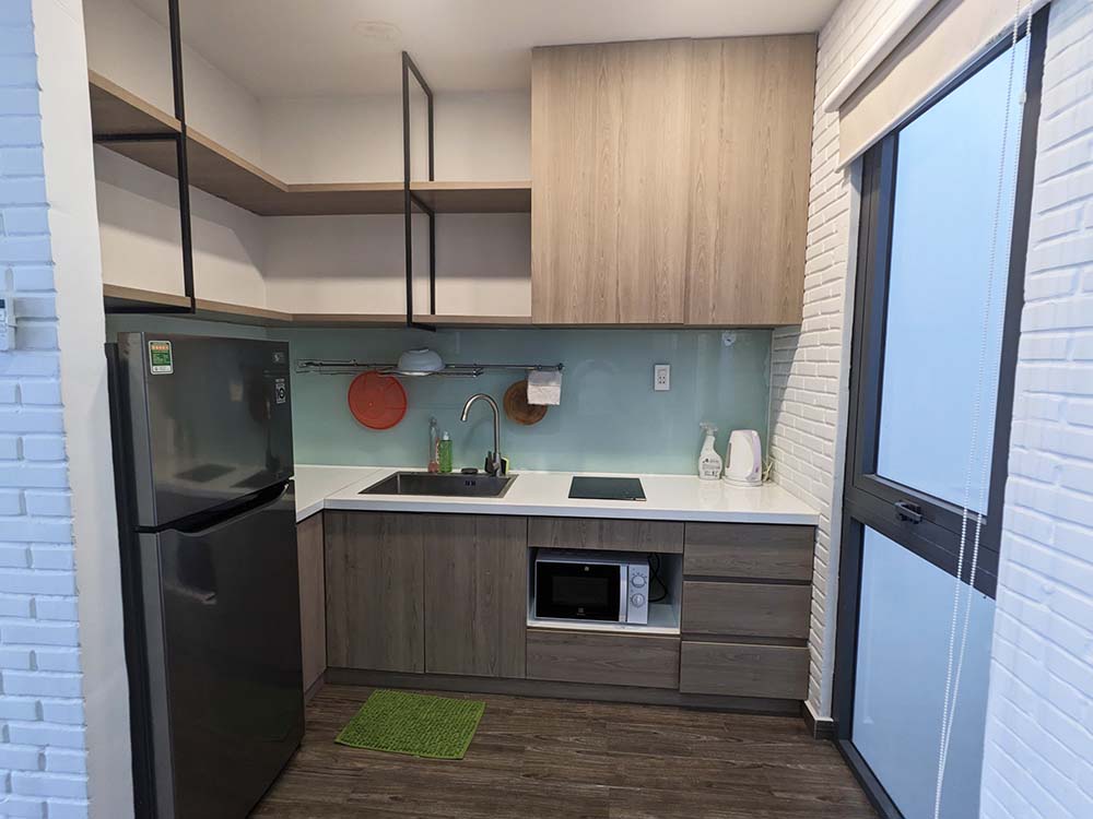 Bright-light serviced apartment for rent on Nguyen Gia Tri Street Binh Thanh District