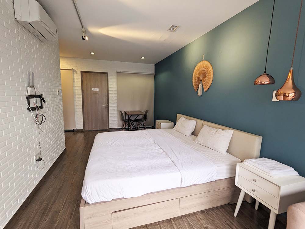 Bright-light serviced apartment for rent on Nguyen Gia Tri Street Binh Thanh District