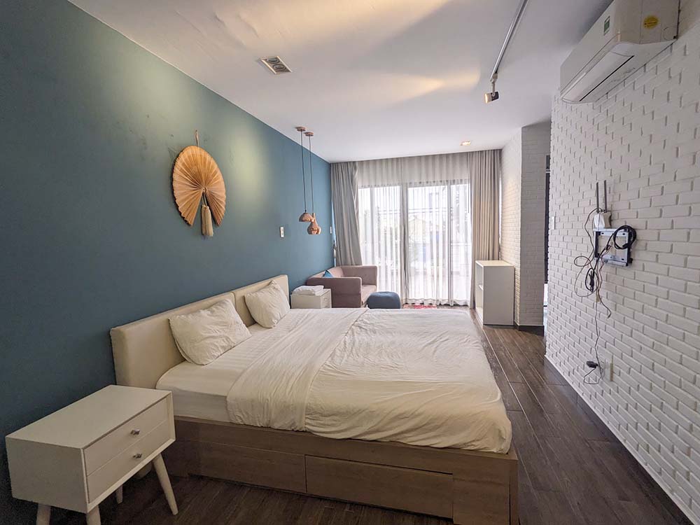Bright-light serviced apartment for rent on Nguyen Gia Tri Street Binh Thanh District