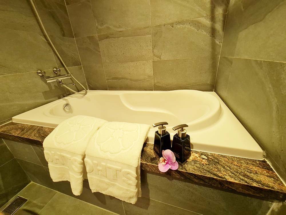 Luxury serviced apartment for rent on Nguyen Van Troi Street easy access to Tan Son Nhat Airport