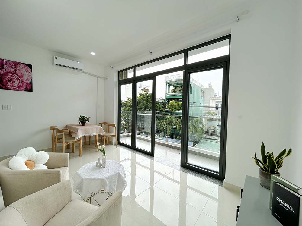 Bright-light serviced apartment for lease in Binh Thanh District Tran Binh Trong St