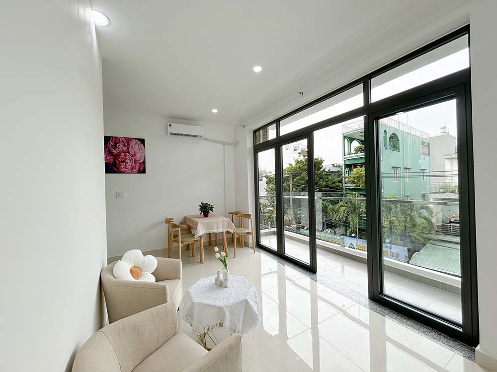 Bright-light serviced apartment for lease in Binh Thanh District Tran Binh Trong St