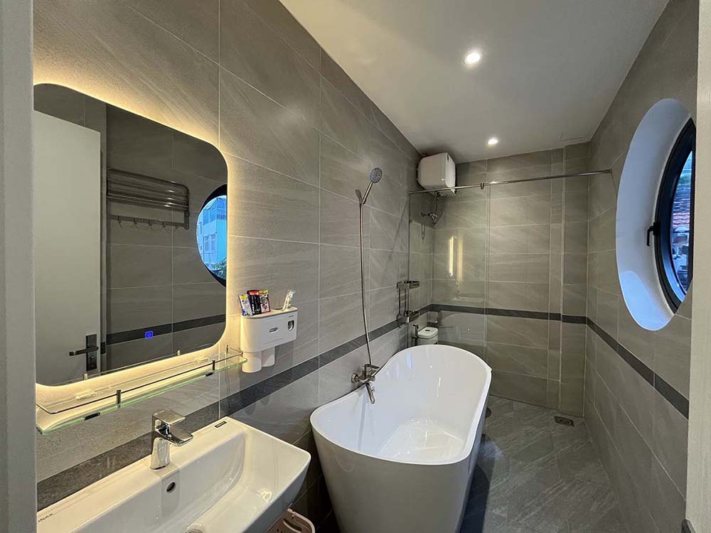 New serviced apartment for lease on Nguyen Cuu Van Street, Binh Thanh District.