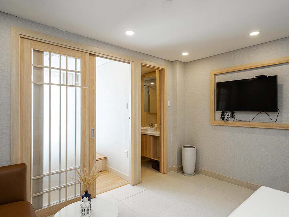 Two bedrooms serviced apartment renting on Tran Khanh Du Street, Dakao Ward
