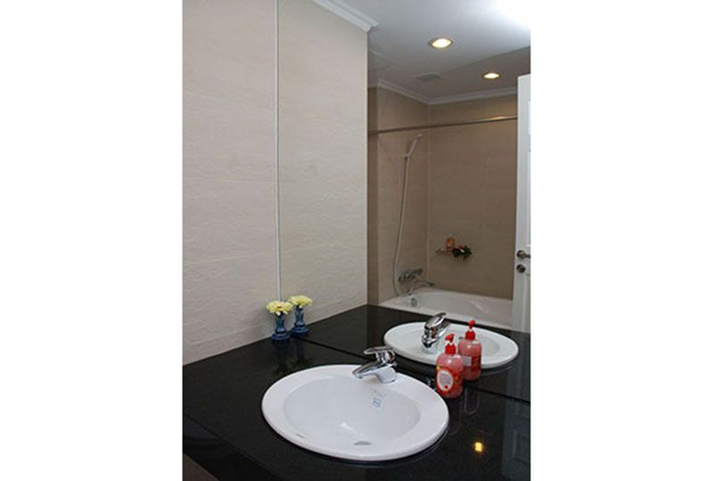 Nice Serviced apartment for rent on Le Thanh Ton street district 1