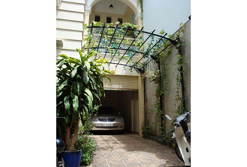 Villa on Hoang Dieu street Ward 10 Phu Nhuan District for lease .
